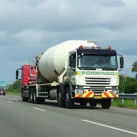 carreta carregada com cimento capota