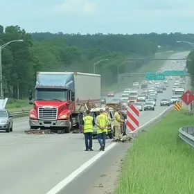 carreta tomba em rodovia em Sorocaba