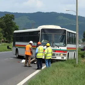 ônibus de trabalhadores rurais e carreta colidem na Rodovia Raposo Tavares