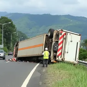 tombamento de carreta em Paraguaçu Paulista