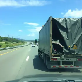 carreta colide contra caminhão