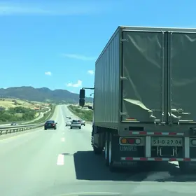 caminhão colide em traseira de carreta