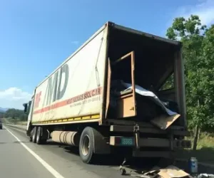 caminhão com carga de MDF