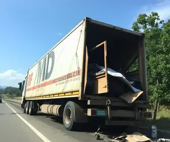 caminhão com carga de MDF