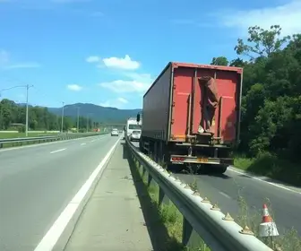carreta tomba em rodovia