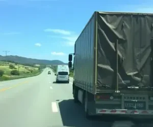 carreta tomba na Rodovia Raposo Tavares