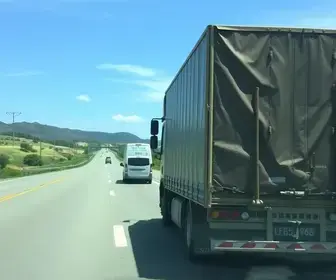 carreta tomba na Rodovia Raposo Tavares