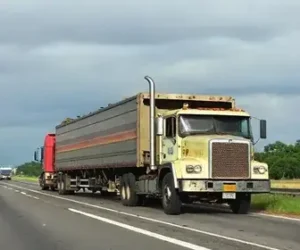 tombamento de caminhão