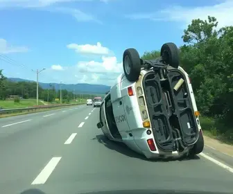 van tomba na rodovia Raposo Tavares